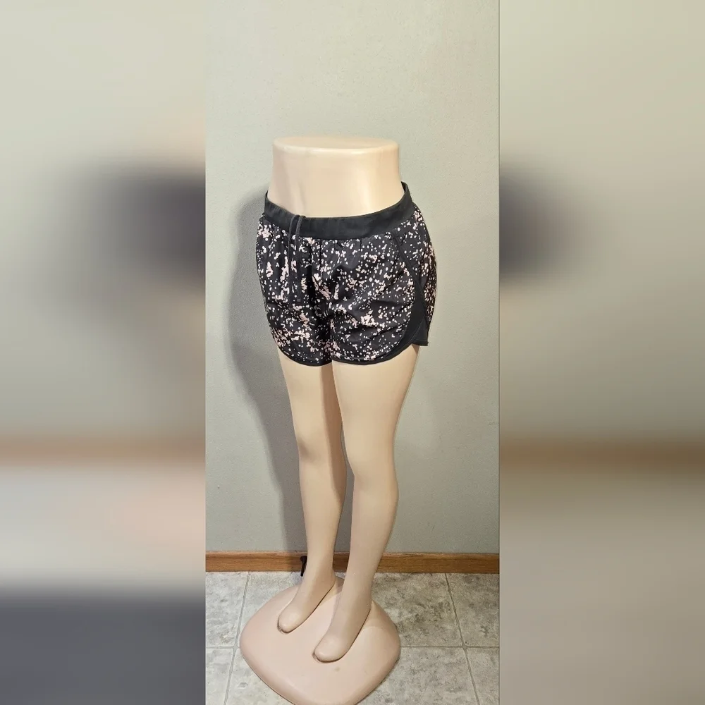 Under Armour Loose Fit Heathgear Athletic  Shorts Women's Size Medium